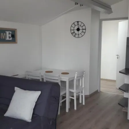 Must1 Minimes Avec Piscine Apartmán *